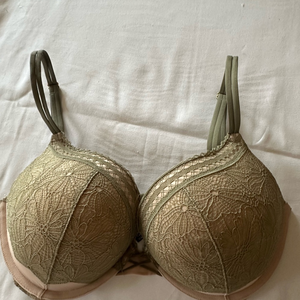 Victoria Secret Bra 34-D like new